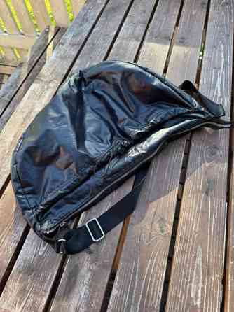 H&M Musta Kiiltävä Olkalaukku supistajalla Alavus