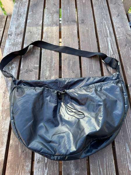H&M Musta Kiiltävä Olkalaukku supistajalla Alavus – foto 1
