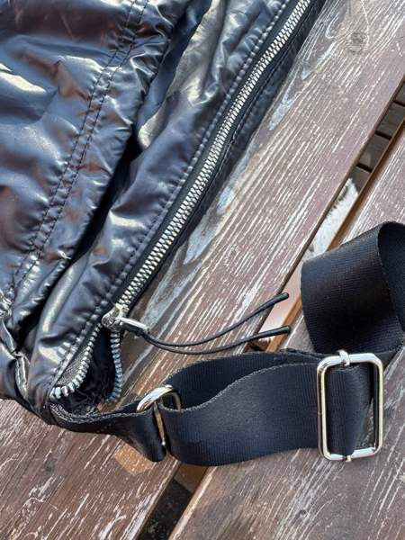 H&M Musta Kiiltävä Olkalaukku supistajalla Alavus – foto 5