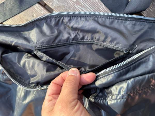 H&M Musta Kiiltävä Olkalaukku supistajalla Alavus – foto 8