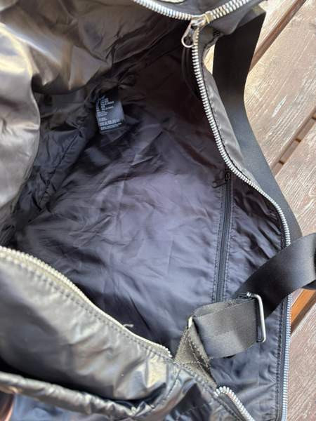 H&M Musta Kiiltävä Olkalaukku supistajalla Alavus – foto 7