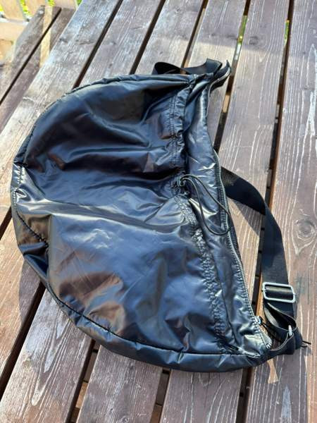 H&M Musta Kiiltävä Olkalaukku supistajalla Alavus – foto 2