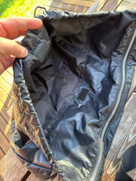 H&M Musta Kiiltävä Olkalaukku supistajalla Alavus – foto 6