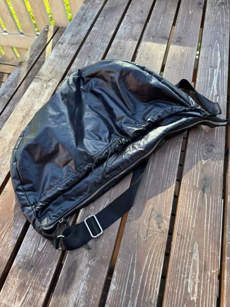 H&M Musta Kiiltävä Olkalaukku supistajalla Alavus – foto 3
