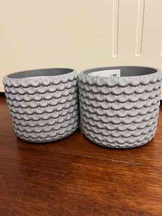 Kaksi kukkaruukkua Bäckdråg Vantaa