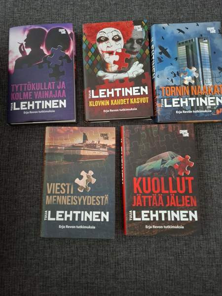 Tuija Lehtisen kirjoja Oulu - valokuva 1