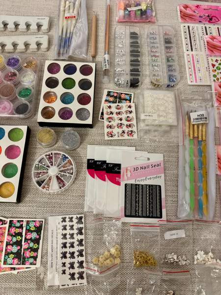 Kynsien koristelutarvikkeita Helsinki - valokuva 3