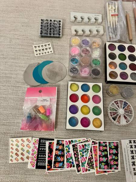 Kynsien koristelutarvikkeita Helsinki - valokuva 2