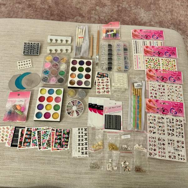 Kynsien koristelutarvikkeita Helsinki - valokuva 1