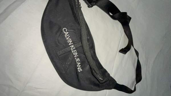 Calvin Klein Jeans vyölaukku! Helsinki - valokuva 1