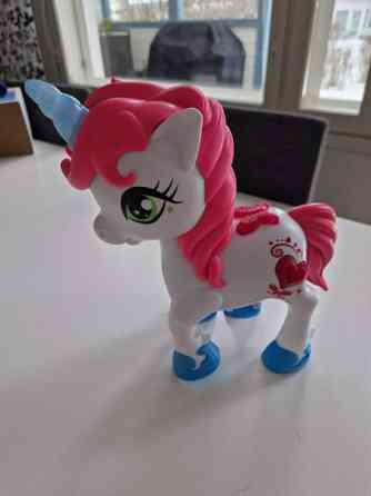 Little Unicorn puhuva yksisarvinen Yloejaervi