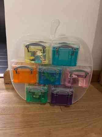 Omenan muotoinen lokerikko laatikoilla Kauniainen