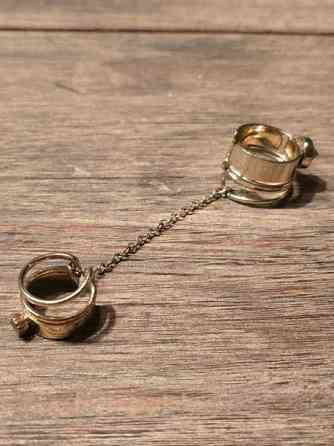 Sormuspari ketjulla Jyvaeskylae