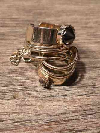 Sormuspari ketjulla Jyvaeskylae