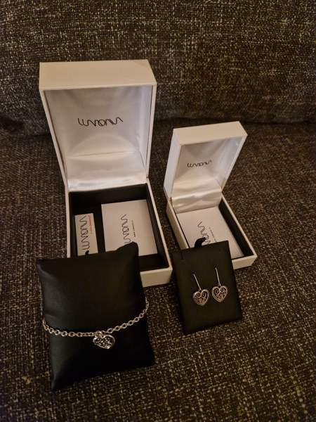 Lumoava Hertta korvakorut ja rannekoru Vantaa - valokuva 3