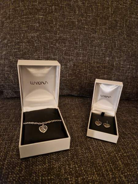 Lumoava Hertta korvakorut ja rannekoru Vantaa - valokuva 1