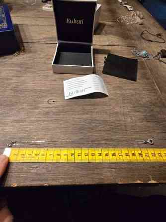 Kaulakoru sinisafiiri. Valkokulta. Kultari Jyvaeskylae