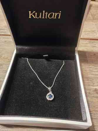 Kaulakoru sinisafiiri. Valkokulta. Kultari Jyvaeskylae