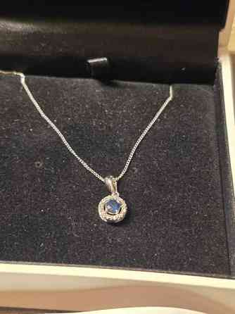 Kaulakoru sinisafiiri. Valkokulta. Kultari Jyvaeskylae