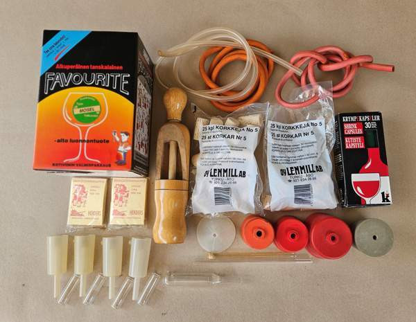 Kotiviinin valmistuksen välineitä Espoo - valokuva 1