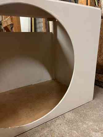 Tukevaa tekoa oleva, itsetehty koirankoppi Helsinki