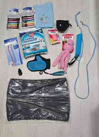 Läjä koirantarvikeita, leluja, ja kuppeja. Kangasala