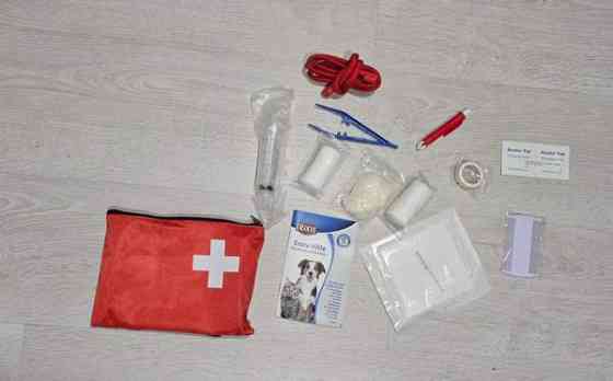 Läjä koirantarvikeita, leluja, ja kuppeja. Kangasala