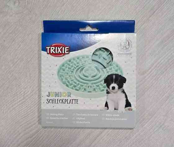 Läjä koirantarvikeita, leluja, ja kuppeja. Kangasala