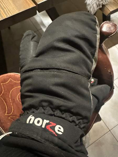 Kolmisormi toppahanskat horze Hämeenkyrö - изображение 2