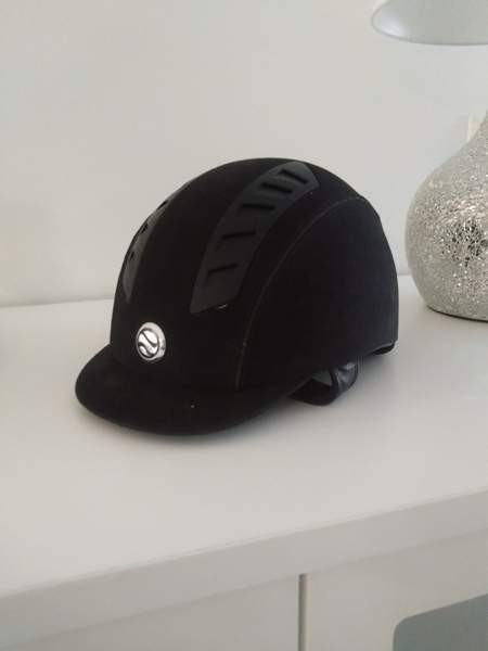 Lasten ratsastus kypärä. Oulu - valokuva 1