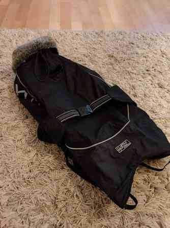 Hurtta mantteli, tummanharmaa Jaervenpaeae