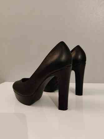 Mustat korkokengät Оулу