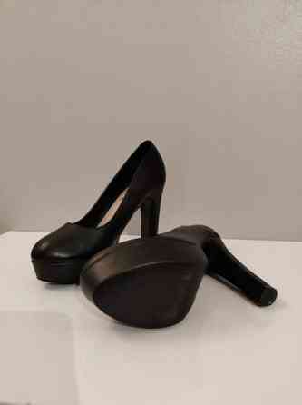 Mustat korkokengät Оулу