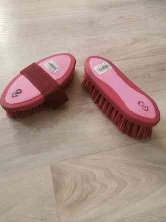 2 vaaleanpunaista lasten hevosharjaa. Tallipoika Kihniö