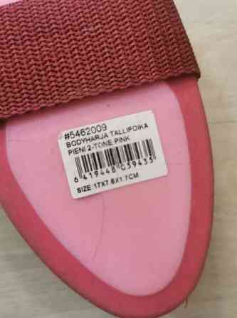 2 vaaleanpunaista lasten hevosharjaa. Tallipoika Kihniö