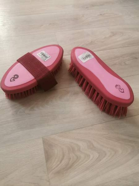 2 vaaleanpunaista lasten hevosharjaa. Tallipoika Kihniö - valokuva 1