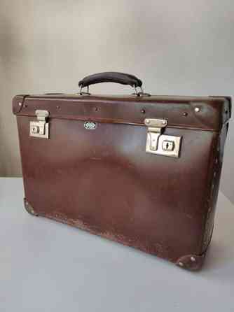 Vanha matkalaukku U.Shwartz Jyväskylä