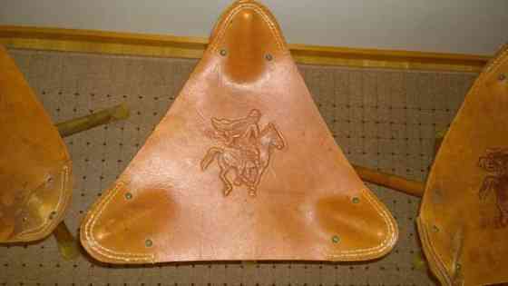 Ratsastaja Hevosella kolmio parkanahka/puu jakkara Kauniainen