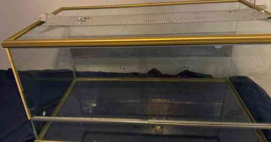 Lasinen terraario liukuovilla. Vain nouto. Kerava