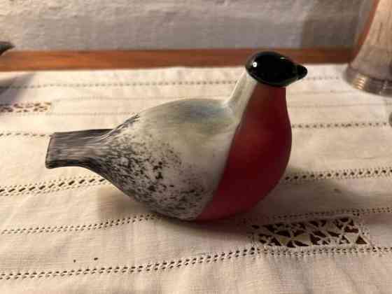 Punatulkku, sign O.Toikka Nuutajärvi Helsinki