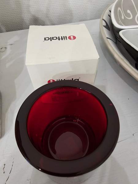 Iso punainen kivi tuikku Tampere - valokuva 2