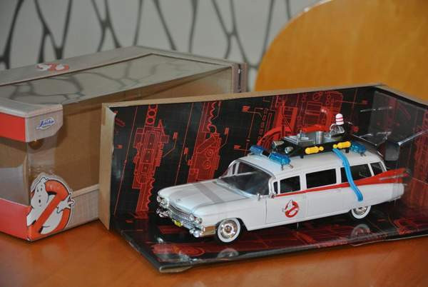 The Ghostbusters auto paketissa 1:24 Haamujengi elokuva Cadillac 1959 23cm Tampere - valokuva 4