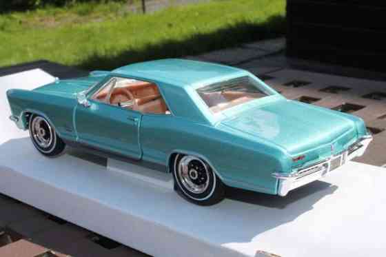 1965 Buick Riviera pienoismalli keräilyauto ovet aukeaa 20cm 1:24 metallinen Tampere