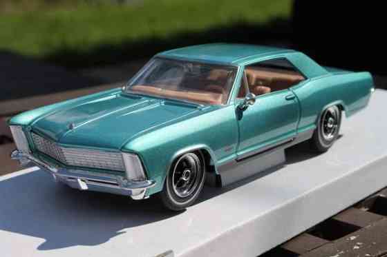 1965 Buick Riviera pienoismalli keräilyauto ovet aukeaa 20cm 1:24 metallinen Tampere