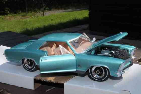 1965 Buick Riviera pienoismalli keräilyauto ovet aukeaa 20cm 1:24 metallinen Tampere