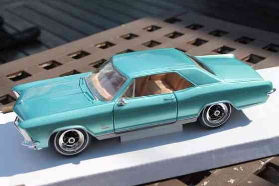1965 Buick Riviera pienoismalli keräilyauto ovet aukeaa 20cm 1:24 metallinen Tampere