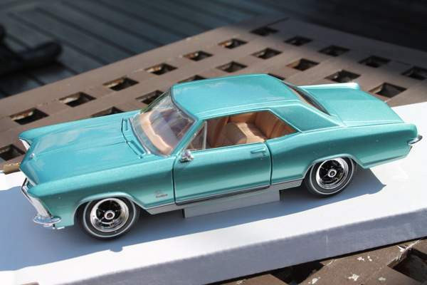 1965 Buick Riviera pienoismalli keräilyauto ovet aukeaa 20cm 1:24 metallinen Тампере - изображение 4
