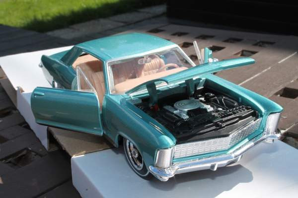 1965 Buick Riviera pienoismalli keräilyauto ovet aukeaa 20cm 1:24 metallinen Тампере - изображение 7