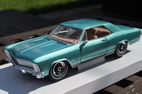 1965 Buick Riviera pienoismalli keräilyauto ovet aukeaa 20cm 1:24 metallinen Тампере - изображение 2