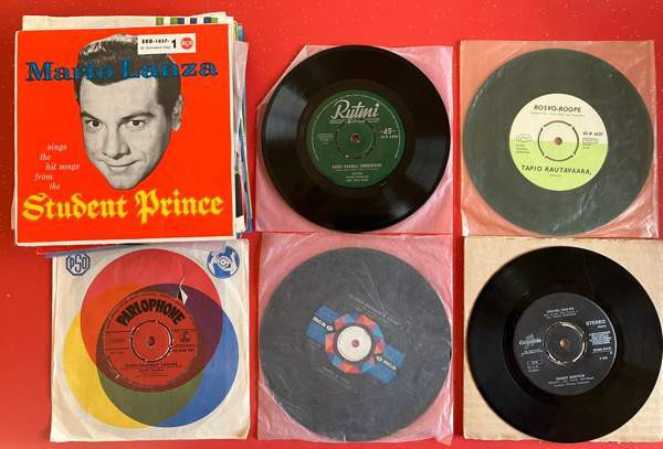 Laatikollinen vanhoja vinyylisinglejä Tampere – foto 3